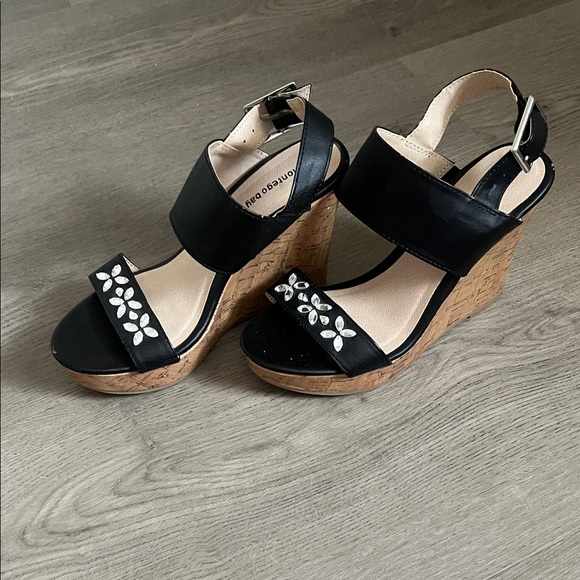 💕SPECIAL 🍒 2 /13.00🍒 Montego Bay Club Black Wedges with White Floral Details - Picture 1 of 4